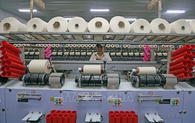 Nhờ chủ động trong công tác sản xuất, vừa phòng, chống dịch COVID-19 vừa ổn định sản xuất, Công ty TNHH Dệt Hà Nam tại Khu công nghiệp Châu Sơn (Hà Nam) ổn định việc làm cho 880 công nhân. Ảnh: Trần Việt - TTXVN