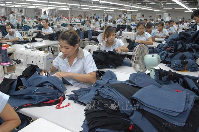 Hà Nam luôn duy trì tốc độ tăng trưởng kinh tế nhanh, cao hơn mức trung bình của cả nước. Trong ảnh: Dây chuyền sản xuất đồ may mặc xuất khẩu tại Công ty TNHH YIC VINA (100% vốn đầu tư của Hàn Quốc) tại Khu công nghiệp Châu Sơn (Hà Nam). Ảnh: Danh Lam – TTXVN