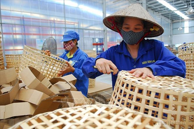 Sản xuất các sản phẩm thủ công từ nguyên liệu, mây, tre…tại Công ty Cổ phần Ngọc Sơn Hà Nam (Hà Nam). Ảnh: Danh Lam - TTXVN