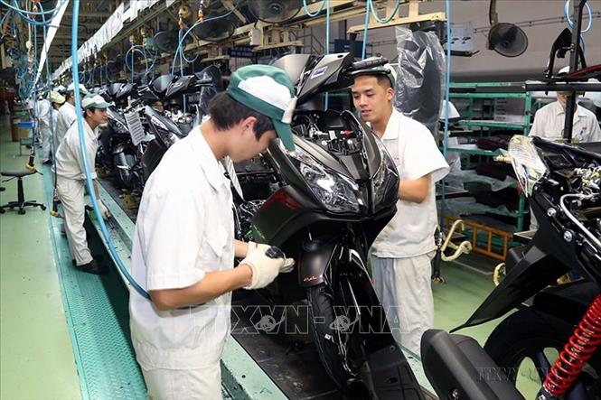 Hà Nam hiện là một trong những địa phương có tốc độ phát triển công nghiệp cao của cả nước, khu vực công nghiệp và xây dựng giữ vai trò đầu tàu, động lực cho phát triển kinh tế và giữ tỷ trọng chủ yếu trong cơ cấu GRDP của tỉnh. Trong ảnh: Dây chuyền lắp ráp xe máy ở nhà máy của Công ty Honda Việt Nam tại KCN Đồng Văn II, thị xã Duy Tiên, tỉnh Hà Nam. Ảnh: Đại Nghĩa - TTXVN