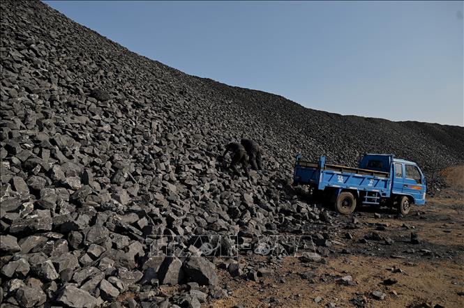 Trong ảnh: Công nhân làm việc tại mỏ than ở Datong, tỉnh Sơn Tây, Trung Quốc. Ảnh: AFP/TTXVN