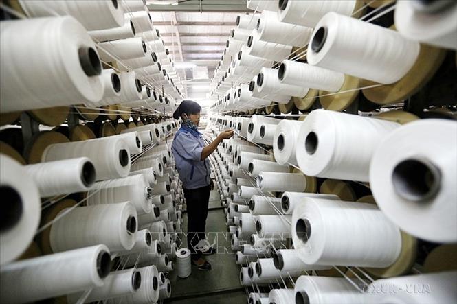 Năm 2021, Phú Thọ thu hút 12 dự án FDI, vốn đăng ký trên 800 triệu, đưa Phú Thọ xếp thứ 14/63 tỉnh, thành phố về thu hút FDI. Trong ảnh: Dây chuyền sản xuất sợi của Công ty Cổ phần KSA Polymer Hà Nội, 100% vốn đầu tư của Hàn Quốc, tại Khu công nghiệp Thuỵ Vân (Phú Thọ). Ảnh: Danh Lam - TTXVN