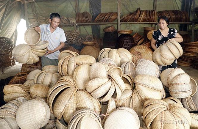 Trong chưa đầy 4 năm, tỷ lệ hộ nghèo giảm từ 23% xuống còn 11% (năm 2000); bình quân lương thực đạt 284kg/người, vượt chỉ tiêu đề ra. Trong ảnh: Ngân hàng Chính sách xã hội huyện Cẩm Khê (Phú Thọ) cho vay vốn ưu đãi hộ nghèo, đối tượng chính sách đầu tư làm nghề mây tre đan, gia đình thêm việc làm, có cơ hội thoát nghèo bền vững. Ảnh: Trần Việt - TTXVN