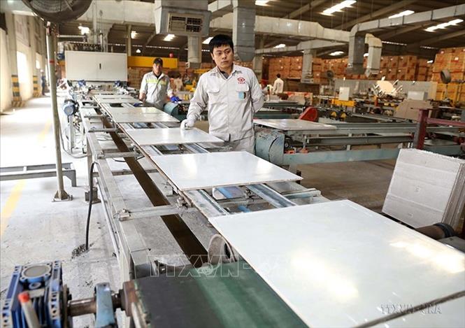 Tính riêng năm 2021, quy  mô tổng sản phẩm trên địa bàn tỉnh theo giá hiện hành ước đạt 80.764 tỷ đồng, đứng thứ 3/14 tỉnh vùng trung du và miền núi phía Bắc. Tốc độ tăng trưởng kinh tế (GRDP giá so sánh) ước đạt 6,28%, đứng thứ 21 cả nước và đứng thứ 5 so với các tỉnh vùng trung du và miền núi phía Bắc. Trong ảnh: Dây chuyền sản xuất gạch men của Công ty Cổ phần gạch men TASA Phú Thọ. Ảnh: Vũ Sinh – TTXVN