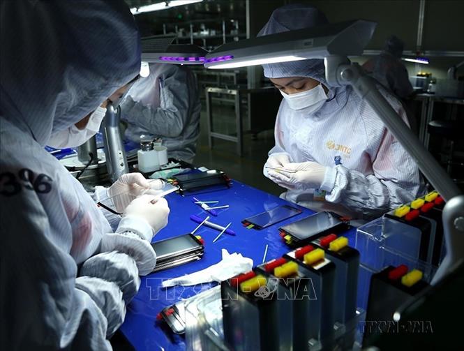 Công ty TNHH JNTC VINA (Khu Công nghiệp Thụy Vân, thành phố Việt Trì, tỉnh Phú Thọ) chuyên sản xuất màn hình cường lực cho điện thoại thông minh, tiêu thụ trong nước và xuất khẩu. Ảnh: Vũ Sinh - TTXVN