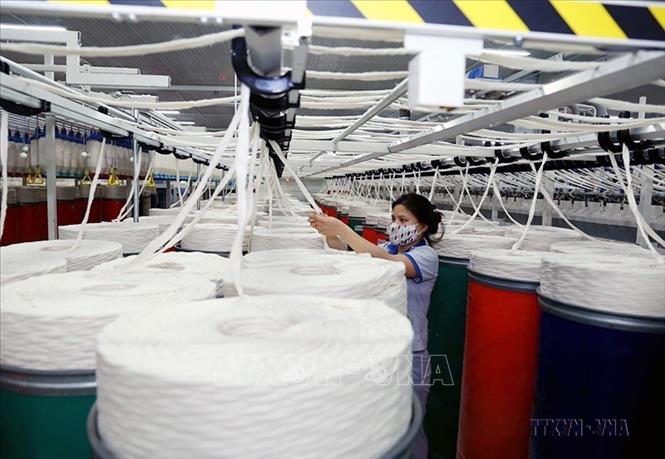 Công ty TNHH dệt Phú Thọ (khu Công nghiệp Thụy Vân, thành phố Việt Trì, tỉnh Phú Thọ) chuyên sản xuất sợi xuất khẩu sang thị trường Trung Quốc, tạo việc làm ổn định cho hàng trăm lao động. Ảnh: Vũ Sinh - TTXVN