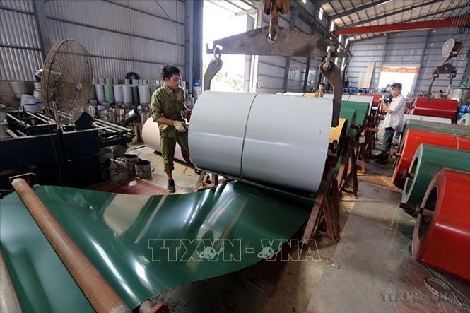 Năm 2021, vốn đầu tư thực hiện trên địa bàn tỉnh ước đạt 34.424 tỷ đồng, gấp hơn 50 lần so với năm 1997. Trong ảnh: Dây chuyền sản xuất tôn tại Công ty TNHH Xây dựng và Thương mại Ngọc Tuệ, Khu công nghiệp Thuỵ Vân (Phú Thọ). Ảnh: Danh Lam – TTXVN