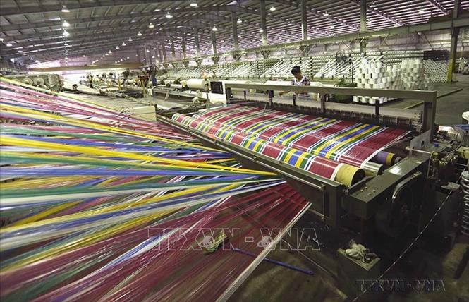Công ty TNHH Kaps Tex Vina chuyên sản xuất vải nhựa Plastics các loại tại Khu công nghiệp Thụy Vân, tỉnh Phú Thọ. Ảnh: Vũ Sinh – TTXVN