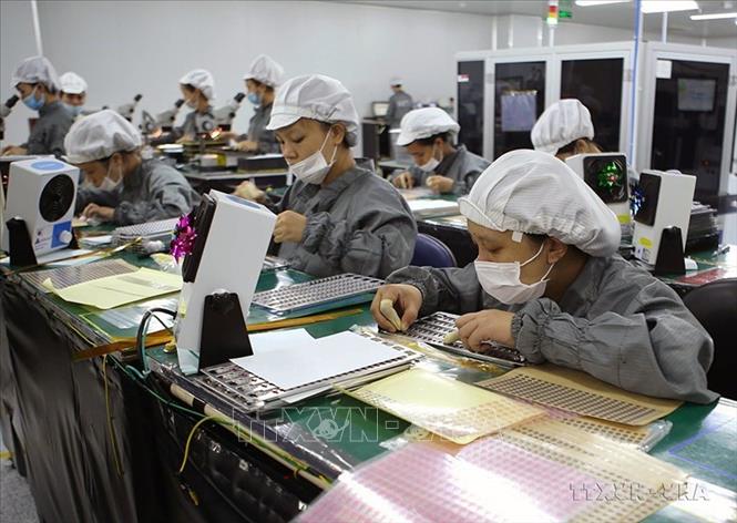 Xuất khẩu hàng hóa năm 2021 của Phú Thọ  ước đạt 8.289,4 triệu USD - đây là mức tăng kỷ lục, đưa Phú Thọ đứng thứ 12/63 tỉnh có kim ngạch xuất khẩu cao của cả nước, tăng trên 144 lần so với năm 1997. Trong ảnh: Công ty TNHH Công nghệ Namuga Phú Thọ chuyên sản xuất linh kiện điện tử xuất khẩu, tạo việc làm ổn định cho gần 2.000 công nhân. Ảnh: Vũ Sinh – TTXVN