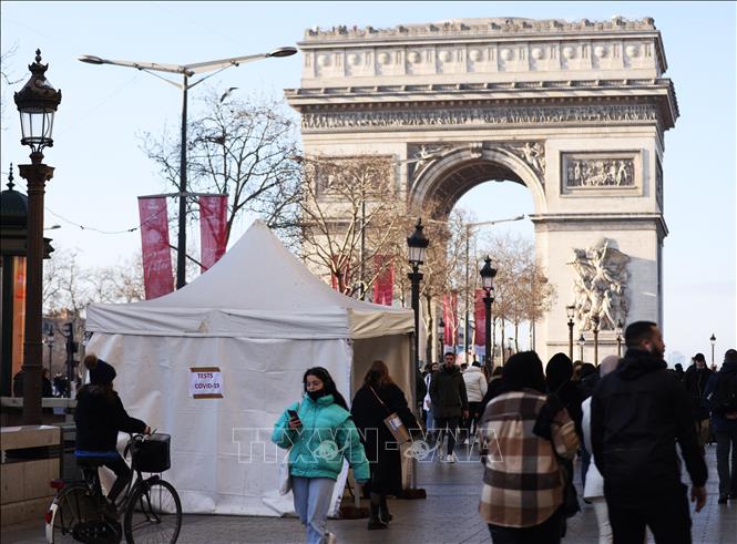 Trong ảnh: Một điểm xét nghiệm nhanh COVID-19 tại Paris, Pháp ngày 23/12/2021. Ảnh: THX/TTXVN
