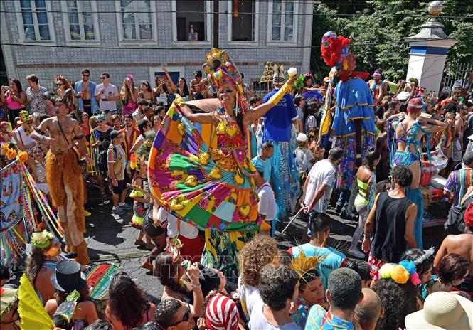 Trong ảnh (tư liệu): Một tiết mục biểu diễn tại lễ hội carnival ở thành phố Rio de Janeiro, Brazil ngày 15/2/2020. Ảnh: AFP/TTXVN