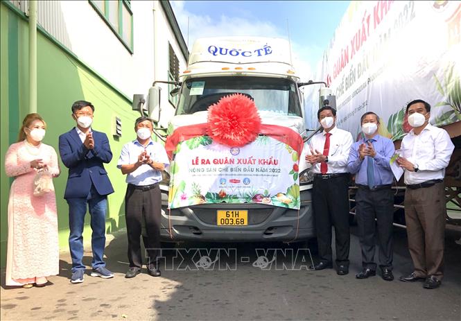 Trong ảnh: Nghi thức phát lệnh xuất phát đoàn xe vận chuyển Lô hàng trái cây chế biến xuất sang thị trường EU, Trung Đông và Hàn Quốc đấu năm 2022. Ảnh: Nguyễn Văn Việt-TTXVN