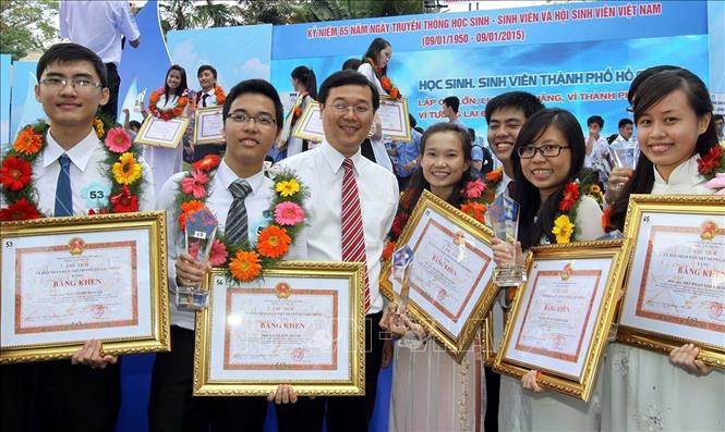 Trong ảnh: Bí thư Trung ương Đoàn, Chủ tịch Hội Sinh viên Việt Nam Lê Quốc Phong với các “Sinh viên 5 tốt” và “Học sinh 3 tích cực” TP. Hồ Chí Minh năm 2014. Ảnh: Thanh Vũ – TTXVN
