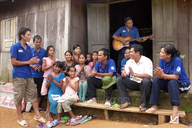Trong ảnh: Thanh niên tình nguyện tỉnh Kon Tum tổ chức sinh hoạt hè cho thiếu nhi làng Điêk Che 3, xã Ngọc Tem, huyện Kon Plông. Ảnh: Trần Lê Lâm - TTXVN
