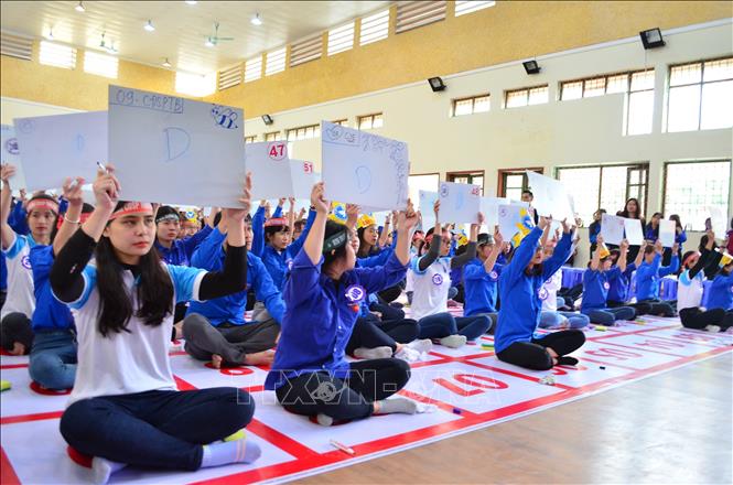 Trong ảnh: Các sinh viên tham gia phần thi Rung chuông tại hội thi “Học sinh, sinh viên với chính sách Bảo hiểm y tế” do Tỉnh đoàn Thái Bình phối hợp với Bảo hiểm xã hội tỉnh Thái Bình tổ chức (12/2019). Ảnh: Thu Hoài - TTXVN