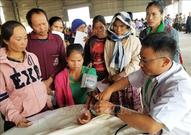 Trong ảnh: Bác sỹ của Hội Thầy thuốc trẻ Thành phố Hồ Chí Minh khám chữa bệnh cho người dân Lào. Ảnh: Đinh Hằng - TTXVN