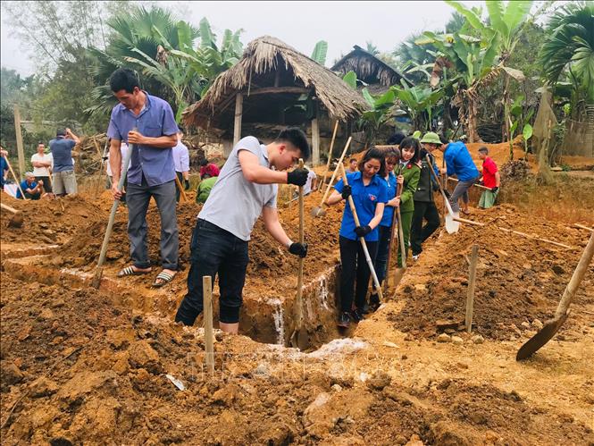 Trong ảnh: Tuổi trẻ Yên Bái giúp đỡ người dân đào móng nhà tại huyện Trấn Yên. Ảnh: Đinh Thùy-TTXVN