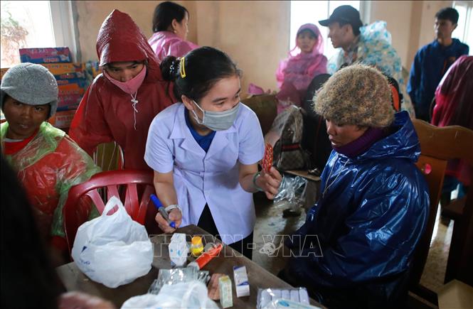 Trong ảnh: Khám, chữa bệnh miễn phí cho người dân vùng bị thiên tai lũ lụt ở xã Hướng Việt do Ban Thường vụ Tỉnh Đoàn và Hội Liên hiệp Thanh niên Việt Nam tỉnh Quảng Trị tổ chức. Ảnh: Hồ Cầu-TTXVN
 

