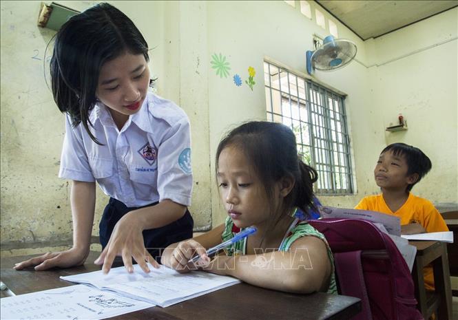 Trong ảnh: Sinh viên trường Cao đẳng Sư phạm Kiên Giang dạy hè miễn phí cho trẻ em nghèo có hoàn cảnh khó khăn trên địa bàn thành phố Rạch Giá. Ảnh: Hồng Đạt-TTXVN