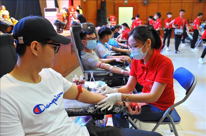 Trong anh: Các bạn trẻ tham gia hiến máu cứu người tại Ngày hội Thanh niên hiến máu tình nguyện năm 2021 do Trung ương Hội Liên hiệp Thanh niên Việt Nam phối hợp Viện Huyết học và Truyền máu Trung ương, Trường Đại học Giao thông Vận tải tổ chức. Ảnh: Minh Đức - TTXVN