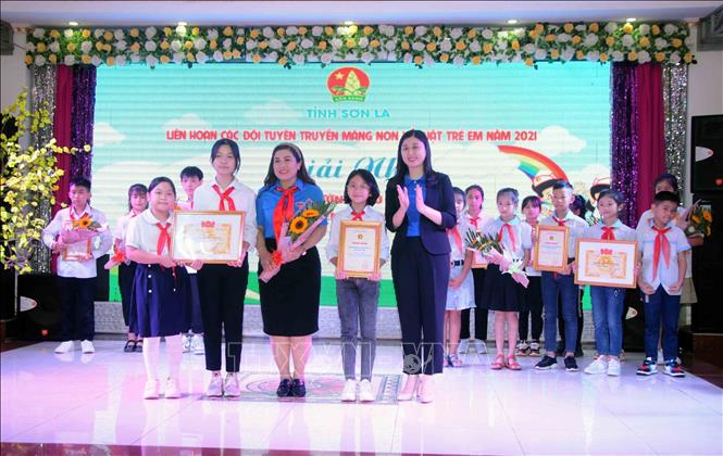 Trong ảnh: Bí thư Tỉnh đoàn Sơn La Cầm Thị Huyền Trang trao giải Nhất cho Liên đội trường Tiểu học Mộc Lỵ, huyện Mộc Châu tại Liên hoan các đội tuyên truyền măng non tìm hiểu về Luật Trẻ em. Ảnh: Quang Quyết-TTXVN