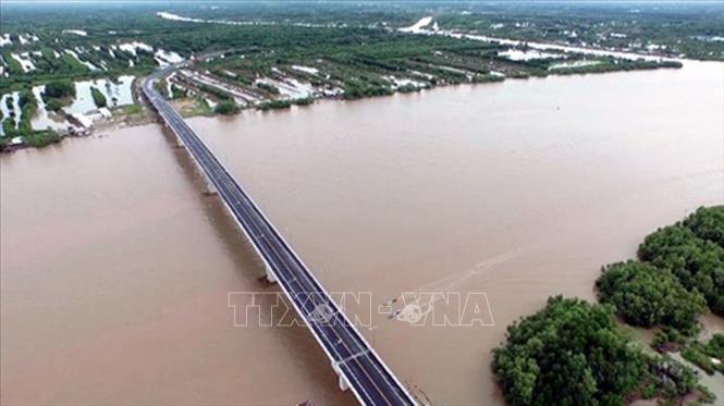 Cầu Năm Căn vượt sông Cửa Lớn, nối đôi bờ hai huyện Năm Căn và Ngọc Hiển, có ý nghĩa kinh tế - xã hội lớn. Ảnh: TTXVN phát