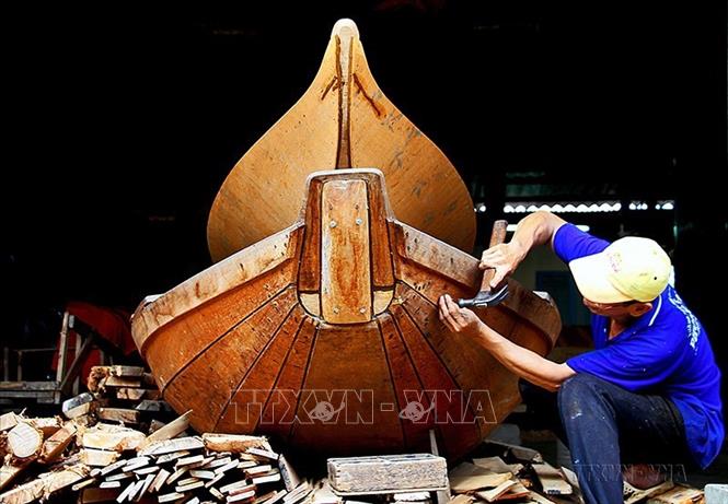 Sản xuất ghe, xuồng tại trại Tư Dân (Phường 7, TP. Cà Mau). Ảnh: Huỳnh Thế Anh-TTXVN