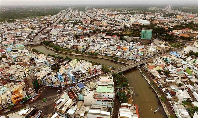 Thành phố Cà Mau thuộc đô thị loại 2, với hệ thống giao thông đường thủy và đường bộ thông suốt đã tạo điều kiện để phát triển mạnh về du lịch, thương mại, dịch vụ, nuôi trồng, chế biến và xuất khẩu thủy sản. Ảnh: An Hiếu - TTXVN