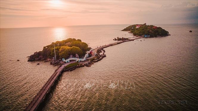 Hòn Đá Bạc là một thắng cảnh đẹp ở xã Bình Khánh Tây, huyện Trần Văn Thời, tỉnh Cà Mau, là điểm đến thăm quan, nghỉ dưỡng của hàng trăm ngàn lượt khách mỗi năm. Ảnh: Trọng Đạt - TTXVN