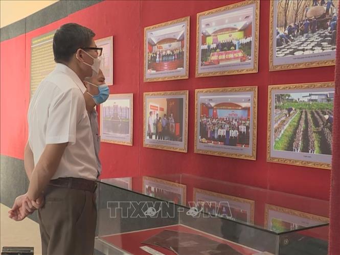 Trong ảnh: Khách tham quan không gian trưng bày hình ảnh, kỷ vật Phú Riềng đỏ. Ảnh: K GỬIH –TTXVN 