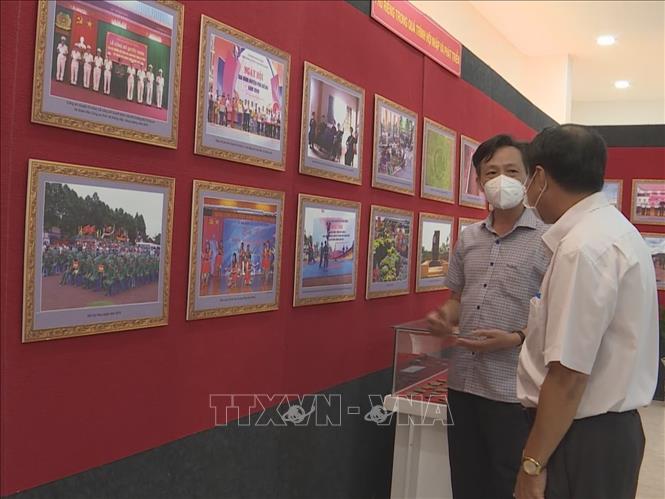 Trong ảnh: Khách tham quan không gian trưng bày hình ảnh, kỷ vật Phú Riềng đỏ. Ảnh: K GỬIH –TTXVN 