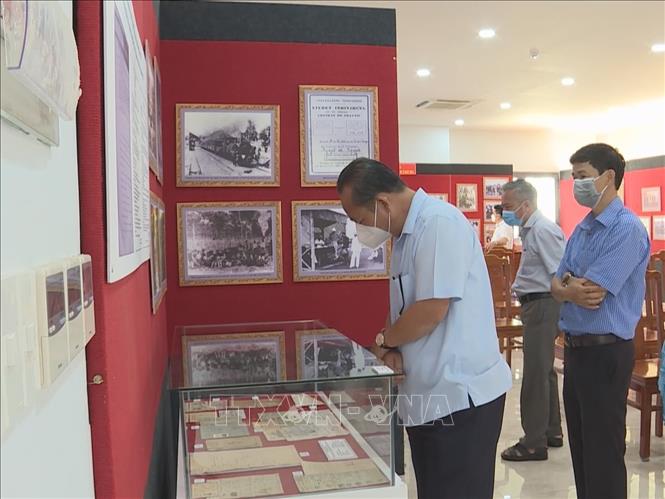 Trong ảnh: Khách tham quan không gian trưng bày hình ảnh, kỷ vật Phú Riềng đỏ. Ảnh: K GỬIH –TTXVN 