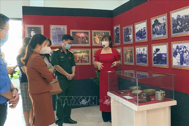 Trong ảnh: Khách tham quan không gian trưng bày hình ảnh, kỷ vật Phú Riềng đỏ. Ảnh: K GỬIH –TTXVN 