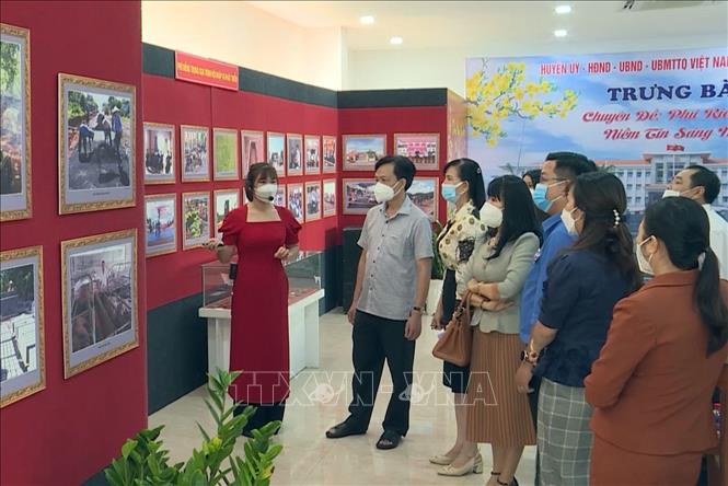 Trong ảnh: Khách tham quan không gian trưng bày hình ảnh, kỷ vật Phú Riềng đỏ. Ảnh: K GỬIH –TTXVN 