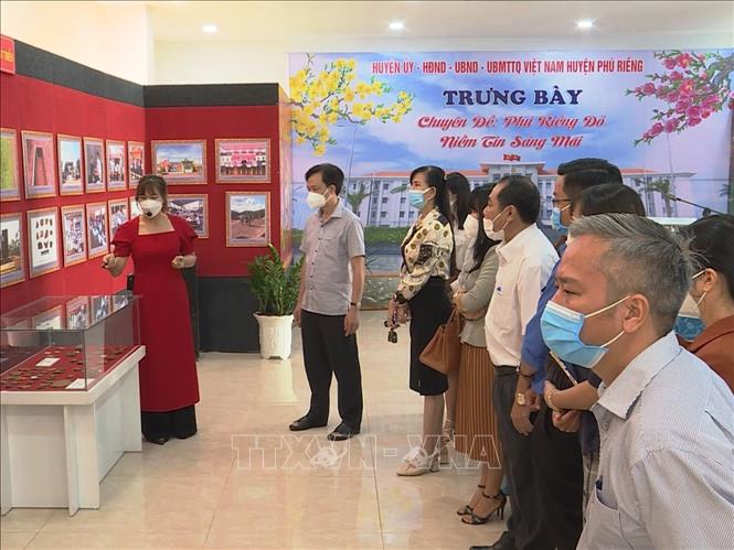 Trong ảnh: Khách tham quan không gian trưng bày hình ảnh, kỷ vật Phú Riềng đỏ. Ảnh: K GỬIH –TTXVN 