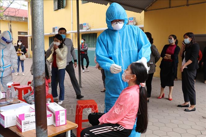 Trong ảnh: Lấy mẫu xét nghiệm sàng lọc SARS-CoV-2 cho học sinh tại Trường Tiểu học Lý Tự Trọng (thành phố Ninh Bình), nơi phát hiện ổ dịch với 9 trường hợp F0. Ảnh: Đức Phương - TTXVN