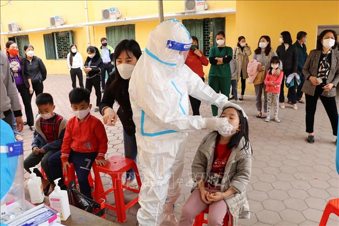 Trong ảnh: Lấy mẫu xét nghiệm sàng lọc SARS-CoV-2 cho học sinh tại Trường Tiểu học Lý Tự Trọng (thành phố Ninh Bình), nơi phát hiện ổ dịch với 9 trường hợp F0. Ảnh: Đức Phương - TTXVN