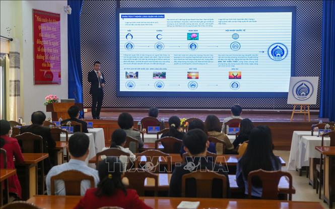 Trong ảnh: Giới thiệu logo nhận diện thương hiệu quận Hải Châu với người dân và nhà đầu tư. Ảnh: Trần Lê Lâm - TTXVN 