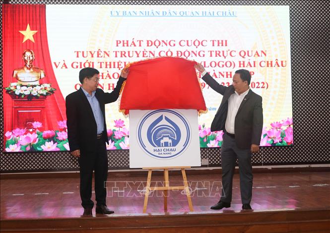 Trong ảnh: Lãnh đạo UBND quận Hải Châu ra mắt, giới thiệu logo nhận diện thương hiệu quận Hải Châu. Ảnh: Trần Lê Lâm - TTXVN 