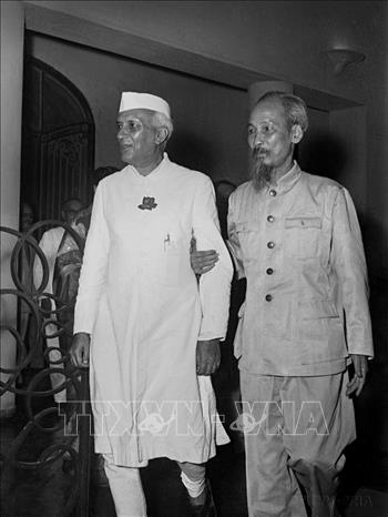 Chủ tịch Hồ Chí Minh tiếp thân mật Thủ tướng Ấn Độ Jawaharlal Nehru thăm hữu nghị Việt Nam (17/10/1954) ngay khi Hà Nội vừa được giải phóng. Ảnh: TTXVN
