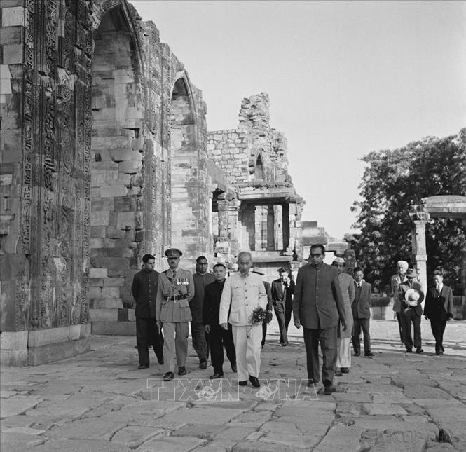 Chủ tịch Hồ Chí Minh thăm tháp cổ Qutb Minar ở thủ đô New Delhi (trên) và khu lăng mộ Taj Mahal ở thành phố Agra, trong chuyến thăm hữu nghị Ấn Độ (tháng 2/1958). Ảnh: TTXVN

