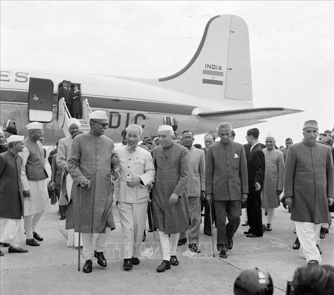 Tổng thống Rajendra Prasad và Thủ tướng Jawaharlal Nehru ra sân bay New Delhi đón Chủ tịch Hồ Chí Minh thăm hữu nghị Ấn Độ từ ngày 5 – 14/2/1958. Ảnh: Tư liệu – TTXVN
