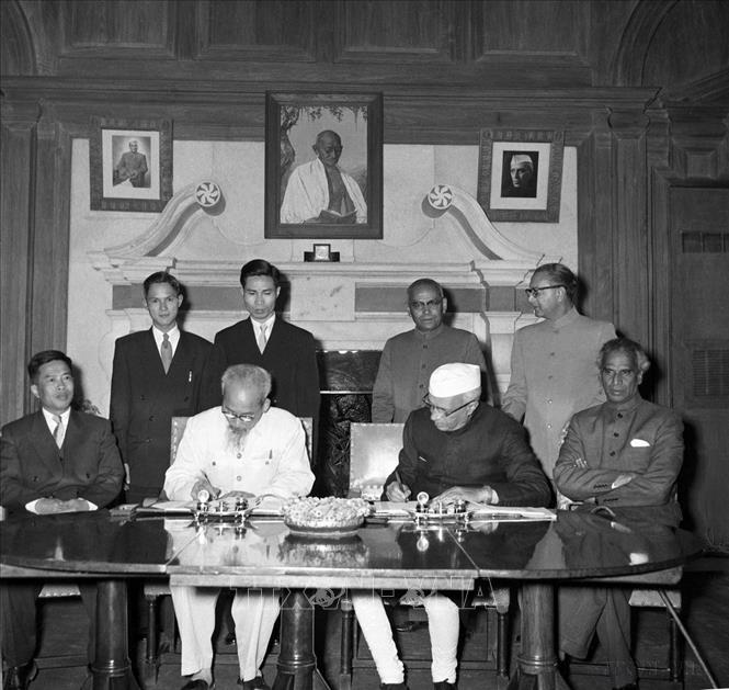 Ngày 7/2/1958, tại Thủ đô New Delhi, Chủ tịch Hồ Chí Minh và Thủ tướng Jawaharlal Nehru ký Tuyên bố chung Việt Nam – Ấn Độ. Ảnh: Tư liệu TTXVN
