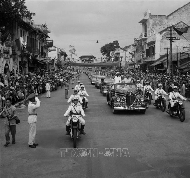 Nhân dân Thủ đô Hà Nội đứng dọc hai bên đường, nồng nhiệt chào mừng Tổng thống Ấn Độ Rajendra Prasad thăm hữu nghị Việt Nam (22/3/1959). Ảnh: TTXVN
