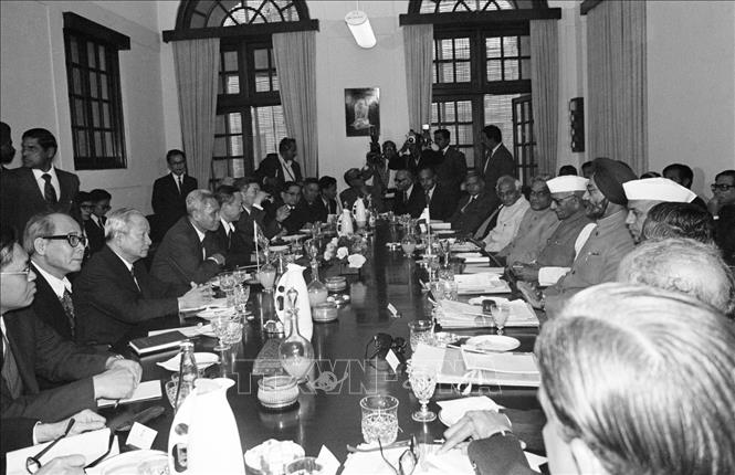 Trong chuyến thăm hữu nghị chính thức Ấn Độ, chiều 24/2/1978, tại Thủ đô New Delhi, Thủ tướng Phạm Văn Đồng hội đàm với Thủ tướng Ấn Độ Morarji Desai. Ảnh: Thế Trung - TTXVN 
