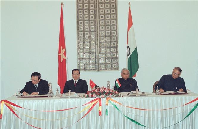 Ngày 1/5/2003, tại New Delhi, Tổng Bí thư Nông Đức Mạnh và Thủ tướng Atal Bihari Vajpayee chứng kiến Lễ ký 