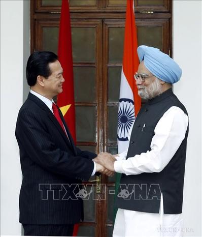 Chiều 6/7/2007, tại New Delhi, Thủ tướng Manmohan Singh đón và hội đàm với Thủ tướng Nguyễn Tấn Dũng thăm chính thức Ấn Độ - chuyến thăm nâng quan hệ hai nước lên tầm “Đối tác chiến lược”. Ảnh: Đức Tám – TTXVN
