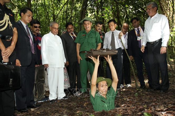 Ngày 17/9/2014, Tổng thống Ấn Độ Pranab Mukherjee thăm Khu di tích địa đạo Củ Chi, Thành phố Hồ Chí Minh. Ảnh: Thanh Vũ – TTXVN
