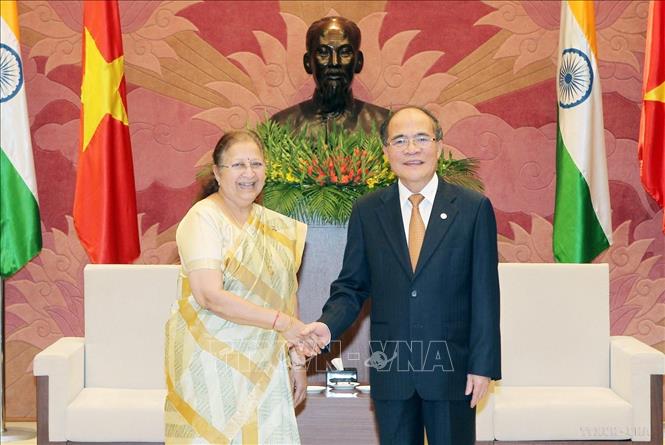 Chiều 28/3/2015, tại Hà Nội, Chủ tịch Quốc hội Nguyễn Sinh Hùng tiếp Chủ tịch Hạ viện Ấn Độ Sumitra Mahajan sang Việt Nam dự Đại hội đồng Liên minh Nghị viện Thế giới lần thứ 132 (IPU-132). Ảnh: Nhan Sáng – TTXVN
