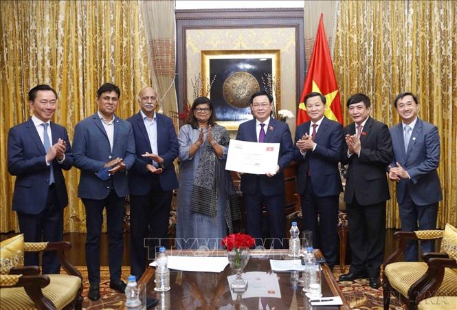Chủ tịch Quốc hội Vương Đình Huệ tiếp nhận tượng trưng 200.000 liều vaccine phòng COVID-19 của Tập đoàn Bharat Biotech (Ấn Độ) tặng nhân dân Việt Nam (New Delhi, 16/12/2021). Ảnh: Doãn Tấn – TTXVN
